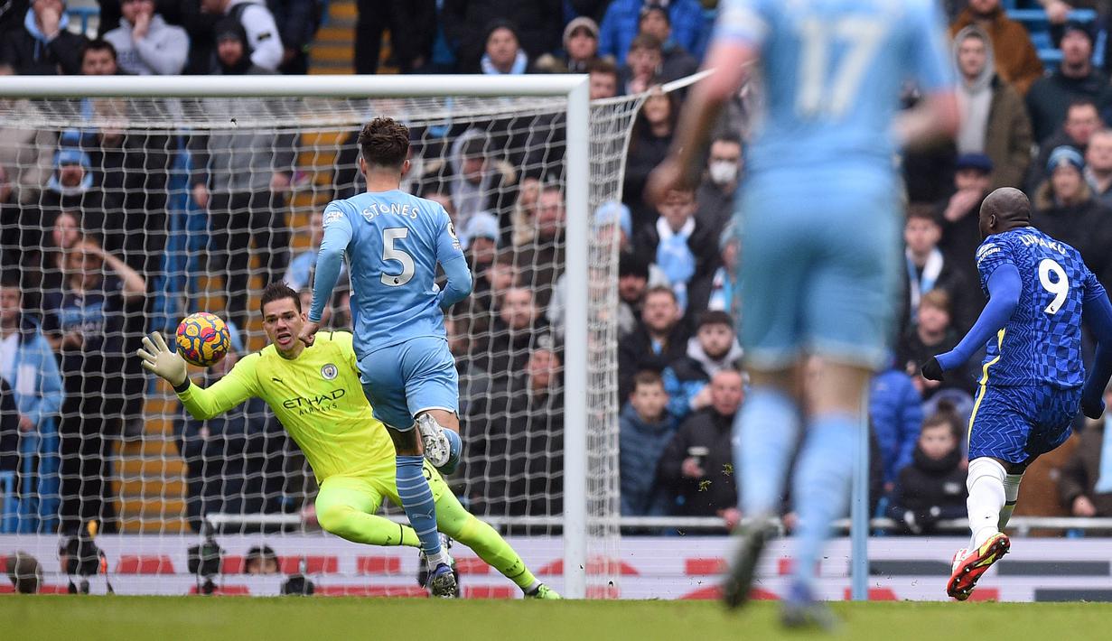 Babak kedua baru berjalan tiga menit, Chelsea mempunyai peluang matang lewat Romelu Lukaku. Usai berlari mengejar umpan terobosan Mateo Kovacic, ia melepaskan sepakan keras yang dapat diblok kiper Manchester City Ederson. Bola rebound gagal dimanfaatkan Hakim Ziyech. (AFP/Oli Scarff)