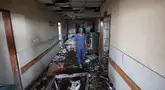 Salah satu staf rumah sakit Palestina memeriksa kerusakan di dalam rumah sakit Nasser di Khan Yunis, Jalur Gaza selatan, menyusul serangan Israel pada 13 Mei 2025. (Eyad BABA/AFP)