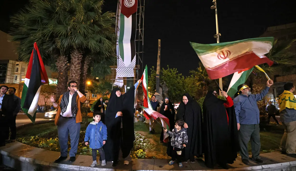 <p>Garda Revolusi Iran mengonfirmasi pada 14 April 2024 bahwa serangan pesawat tak berawak dan rudal sedang berlangsung terhadap Israel. (ATTA KENARE/AFP)</p>