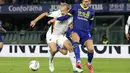 Pemain Venezia, Joel Pohjanpalo (kiri) berebut bola dengan pemain Hellas Verona, Giangiacomo Magnani pada laga lanjutan Liga Italia 2024/2025 di Marcantonio Bentegodi Stadium, Italia, Sabtu (05/10/2024) WIB. (AP Photo/LaPresse/Paola Garbuio)