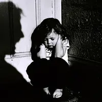 Keji, kedua orangtua ini menyuruh ke empat anaknya mengamen, mengemis dan merantainya di rumah