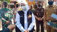 Gubernur Jatim  Khofifah Indar Parawansa saat kunjungan ke Tuban. (Ahmad Adirin/Liputan6.com)