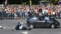 Sebuah mobil menerobos kerumunan di Apeldoorn, Belanda, pada 30 April 2009. (Sumber: AP/Robin Utrecht)