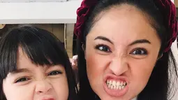 Hubungan ibu dan putri ini selalu terlihat sangat kompak. Sienna kini tumbuh menjadi putri yang cantik dan manis. (Liputan6.com/IG/@marshanda99)