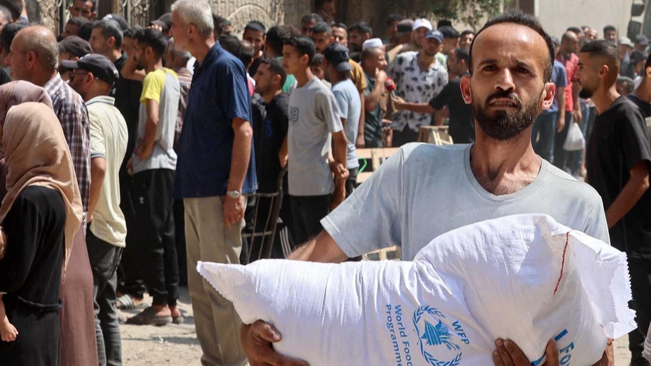 FOTO: Sekarung Tepung Harapan di Tengah Krisis Pangan yang Makin Parah Di Gaza