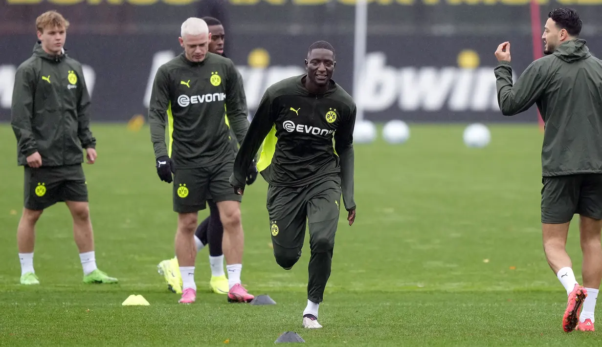 Serhou Guirassy (tengah) dan beberapa pemain Borussia Dortmund berlatih jelang laga Liga Champions 2024/2025 melawan Real Madrid di tempat latihan di Dortmund, Jerman, 21 Oktober 2024. (AP Photo/Martin Meissner)