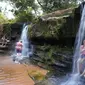 Orang-orang mendinginkan tubuh di sungai di tengah gelombang panas di Paraguari, Paraguay, Minggu (16/1/2022). Suhu Paraguay secara umum mencapai 41 derajat celsius. (AP Photo/Jorge Saenz)