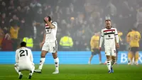 Gelandang Manchester United asal Brasil Antony, bek Manchester United asal Inggris Harry Maguire (tengah) dan gelandang Manchester United asal Denmark Christian Eriksen (kanan) bereaksi setelah penyerang Wolverhampton Wanderers asal Korea Selatan Hwang Hee-chan mencetak gol kedua tim selama pertandingan Inggris/HENRY NICHOLLS / AFP