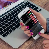 Ilustrasi seorang perempuan yang sedang berinvestasi. (Foto: Unsplash/Firmbee.com)