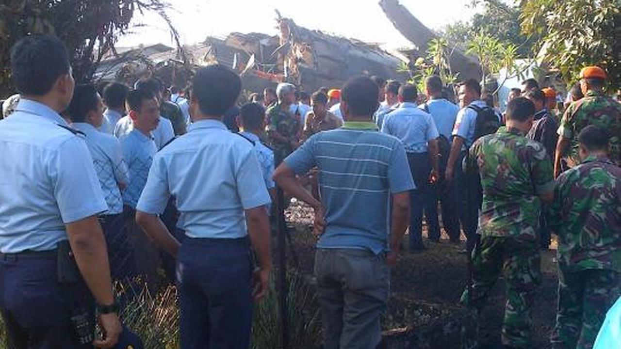Pesawat Fokker TNI jatuh timpa sembilan rumah