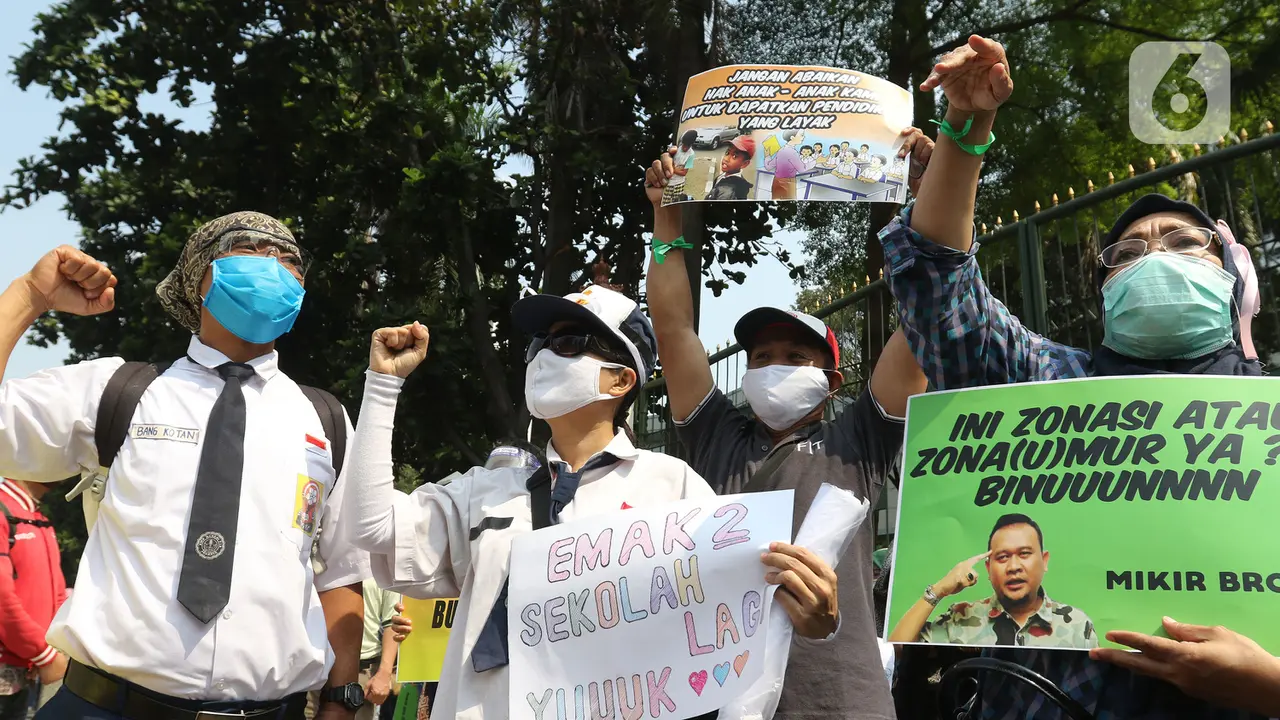 Ratusan Orang Tua Demo PPDB di Kantor Nadiem