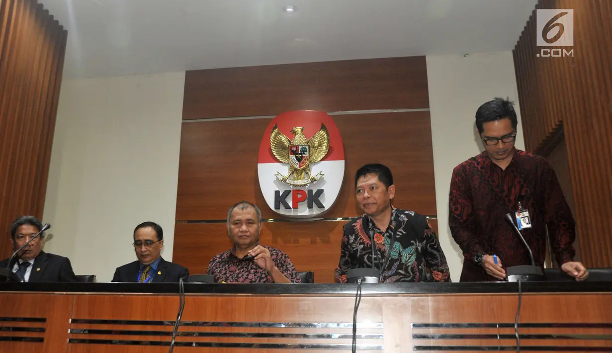 Suasana jumpa pers mengenai OTT di PN Jakarta Selatan, di gedung KPK, Jakarta, Selasa (22/8). KPK menetapkan Tarmizi, dan Akhmad Zaini terkait putusan gugatan perkara perdata di PN Jaksel. (Liputan6.com/Helmi Afandi)