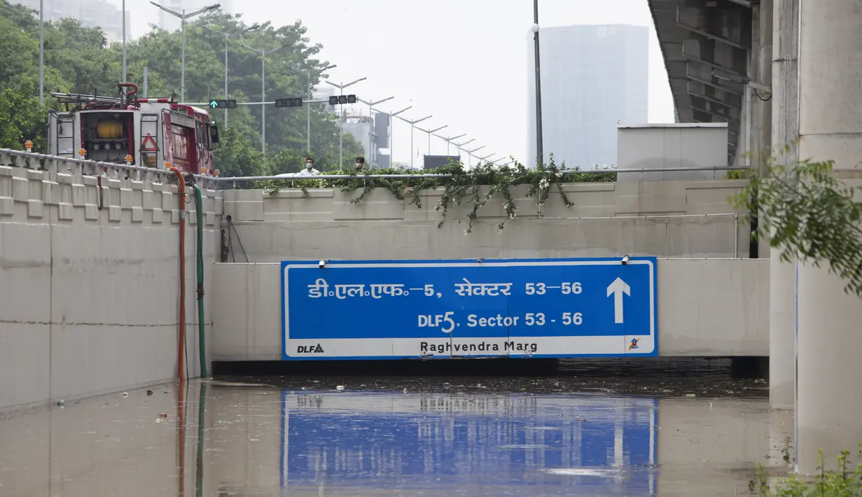 Petugas menyedot air di underpass jalan yang banjir menyusul hujan monsun di Gurgaon di pinggiran New Delhi (19/8/2020). Hujan lebat melanda New Delhi pada 19 Agustus, membanjiri jalan dan menumpuk kesengsaraan bagi penumpang di ibu kota India yang kacau balau. (AFP/Xavier Galiana)