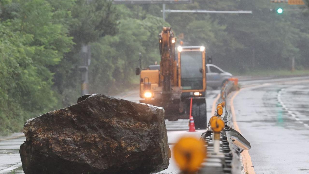 Bencana longsor batu besar pun juga terlihat jatuh di sebuah jalan raya.

Batu itu terlihat memblokir sebuah jalan di Ulsan, Korea Selatan.