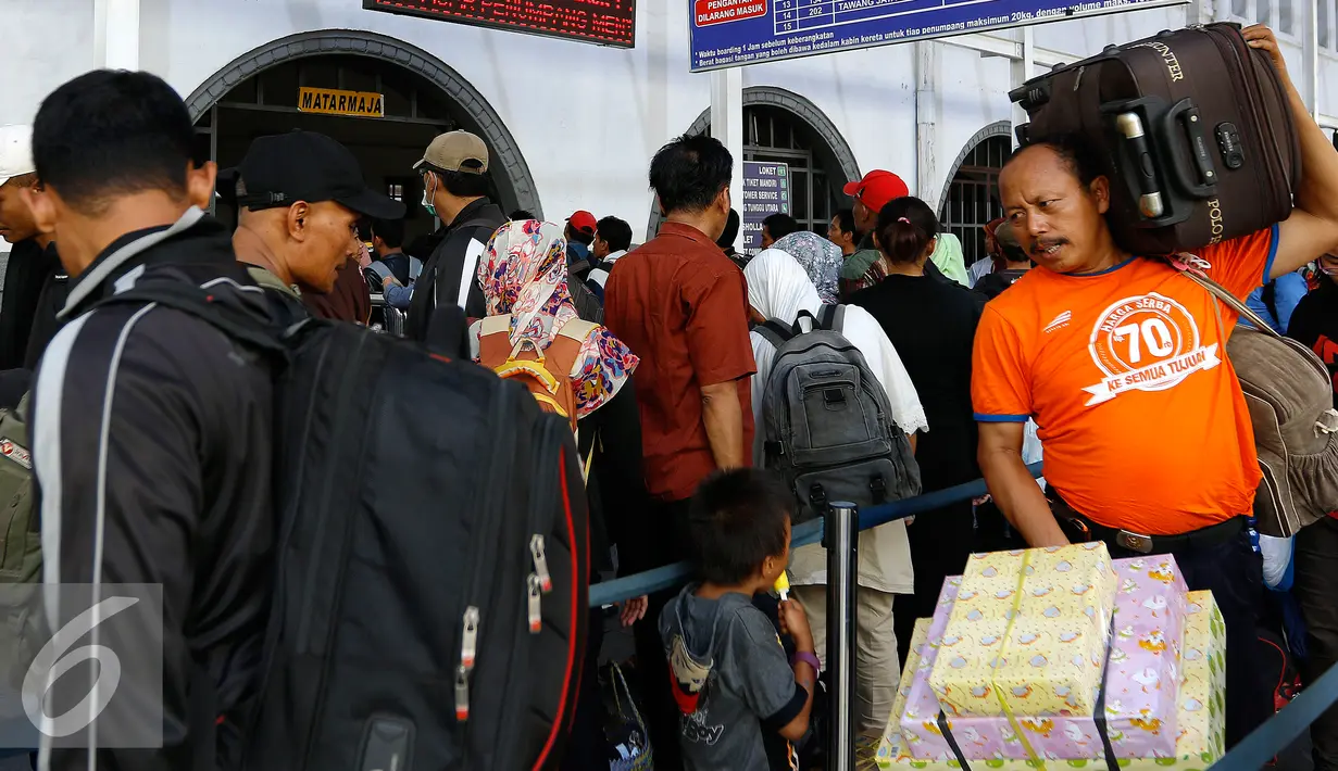 Seorang pemudik membawa barang bawaan menuju pintu masuk Stasiun Pasar Senen, Jakarta, Rabu (23/9/2015). PT KAI mencatat tiket keberangkatan ke sejumlah daerah di Jawa bagian timur telah terjual hampir 100 persen. (Liputan6.com/Yoppy Renato)