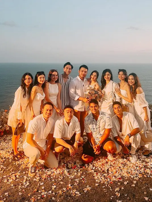 Jessica Mila dan Yakup Hasibuan berfoto bersama dengan sahabat-sahabatnya saat suasana lamaran romantis. Momen ini dibagikan sahabat keduanya di media sosial. (Instagram/vidialdiano)