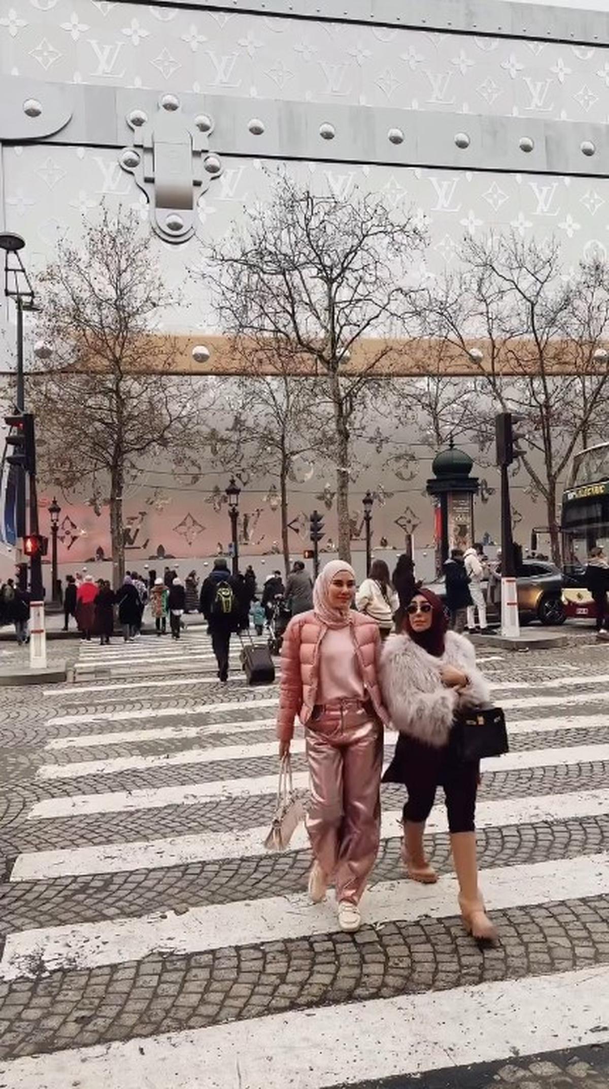 7 Potret Syahnaz Sadiqah Liburan ke Paris, Gaya Elegan - Amy Qanita Kenakan Jaket Bulu-Bulu