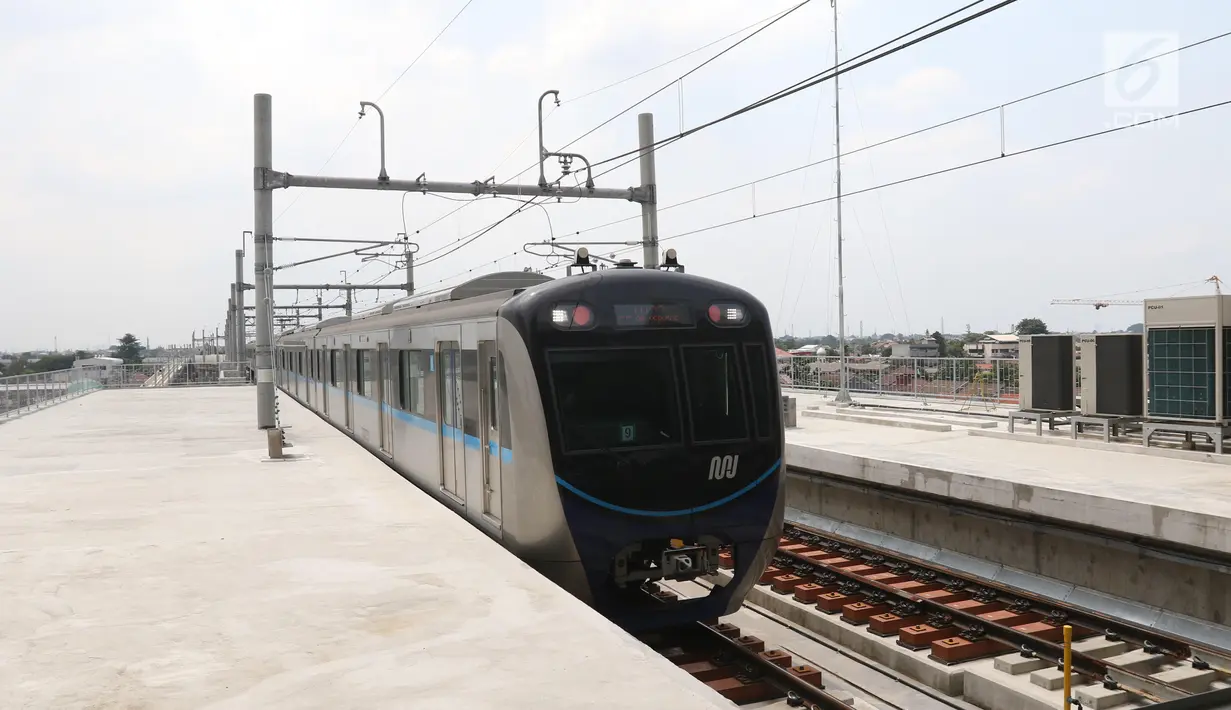 Kereta MRT berada di stasiun Lebak bulus Jakarta, Senin (25/2). Pada 5 Maret nanti pihak Kereta MRT akan membuka pendaftaran uji coba umum. Dengan begitu, masyarakat bisa mengikuti progres pembangunan. (Liputan6.com/Angga Yuniar)