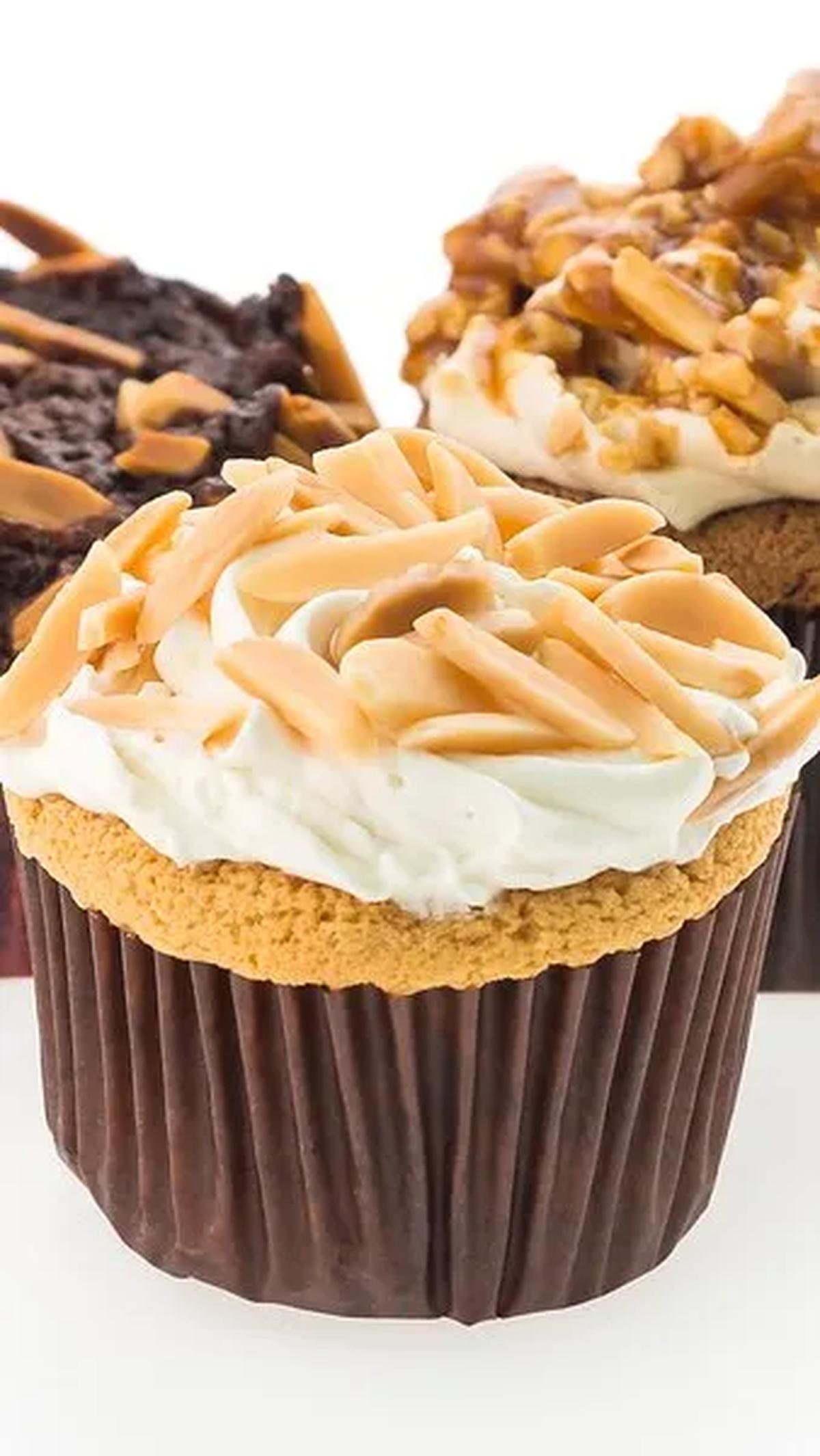 Cupcake merupakan versi mini dari kue, sementara muffin dicampur menggunakan "metode muffin," yang melibatkan pencampuran bahan basah dan kering dalam mangkuk terpisah.