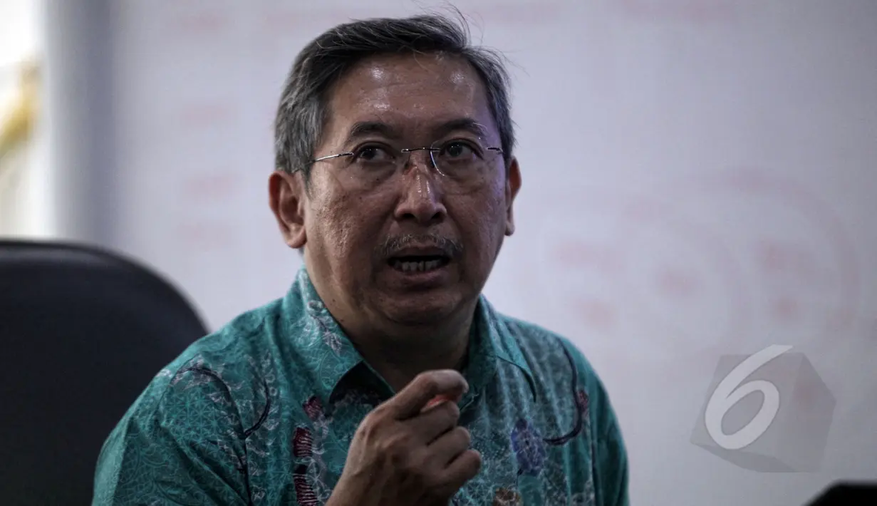 Kepala Bidang Penyelesaian Laporan Ombudsman, Budi Santoso menjelaskan temuan pelanggaran saat penyelengaraan UN 2015 dari hasil pemantauan saat UN di tingkat SMP dan SMA di 33 Provinsi, Jakarta, Kamis (21/5/2015). (Liputan6.com/Yoppy Renato)