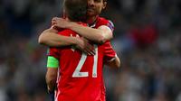 Xabi Alonso dan Philipp Lahm menutup karier Liga Champions dengan hasil negatif. (doc. UEFA)
