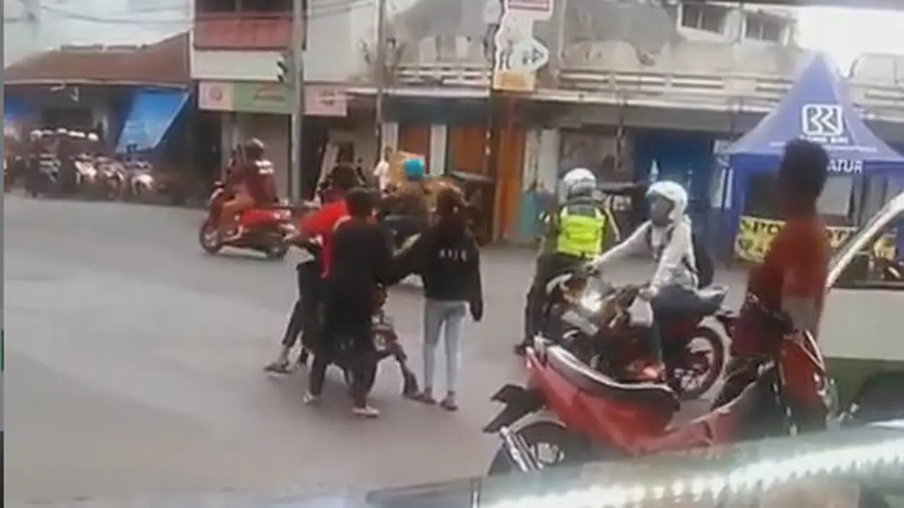 Lihat cara tiga pemuda ini lolos dari tilang polisi