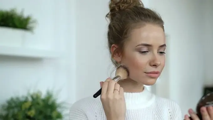 Memilih warna blush on./Copyright shutterstock.com