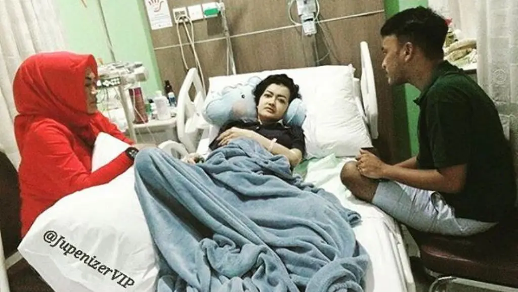 Didampingi sang ibu, Sri Wulansih, dan sahabatnya, Ruben Onsu, Julia Perez menjalani PET/CT Scan [foto: www.instagram.com/jupenizervip]