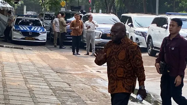 Natalius Pigai hadir di Kertanegara saat Prabowo Subianto memanggil calon menteri di kabinet mendatang.