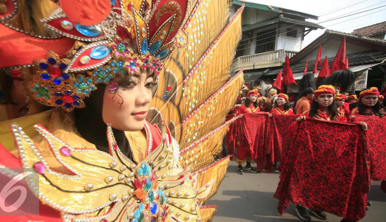 Peserta mengikuti karnaval pembukaan Hari Tari Dunia di kampus ISI Surakarta, Kamis (28/4). Sejumlah penari akan berpartisipasi menari selama 24 jam. (Liputan6.com/Boy Harjanto)