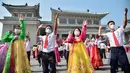 Para siswa ikut serta dalam 'pesta dansa' saat ke-68 berakhirnya Perang Korea di luar Grand Theatre di Pyongyang (27/7/2021). Pemimpin Korea Utara Kim Jong-un dilaporkan televisi pemerintah mengunjungi Taman Makam Pahlawan Perang Pembebasan Tanah Air di Pyongyang. (AFP/STR/KCNA VIA KNS)