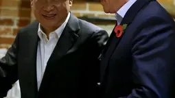 Perdana Menteri Inggris David Cameron (kanan) dan presiden Cina Xi Jinping berbincang di sebuah bar, Princess Risborough, Inggris, Kamis (22/10/2015). Kedua pemimpin ini terlihat akrab saat minum bis bersama. (REUTERS/Kirsty Wigglesworth)