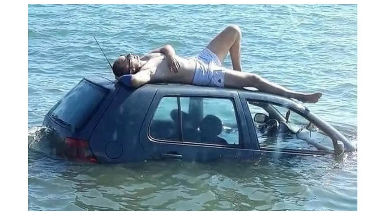6 Tingkah Konyol Santai di Pantai Ini Kocak, Absurd Banget