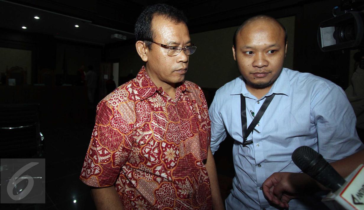 Dermawan Ginting enggan menjawab pertanyaan wartawan usai Sidang Vonis di Pengadilan Tipikor, Jakarta, Rabu (20/1/2016). Ginting divonis 2 tahun penjara dan denda Rp200 juta karena terbukti menerima suap dari Gatot Pujo. (Liputan6.com/Helmi Afandi)
