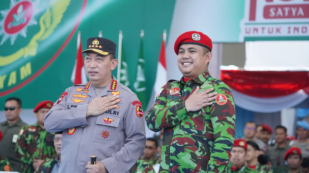 Ketua Umum Pimpinan Pusat Pemuda Muhammadiyah, Dzulfikar A Tawalla bersama Kapolri. (Istimewa)
