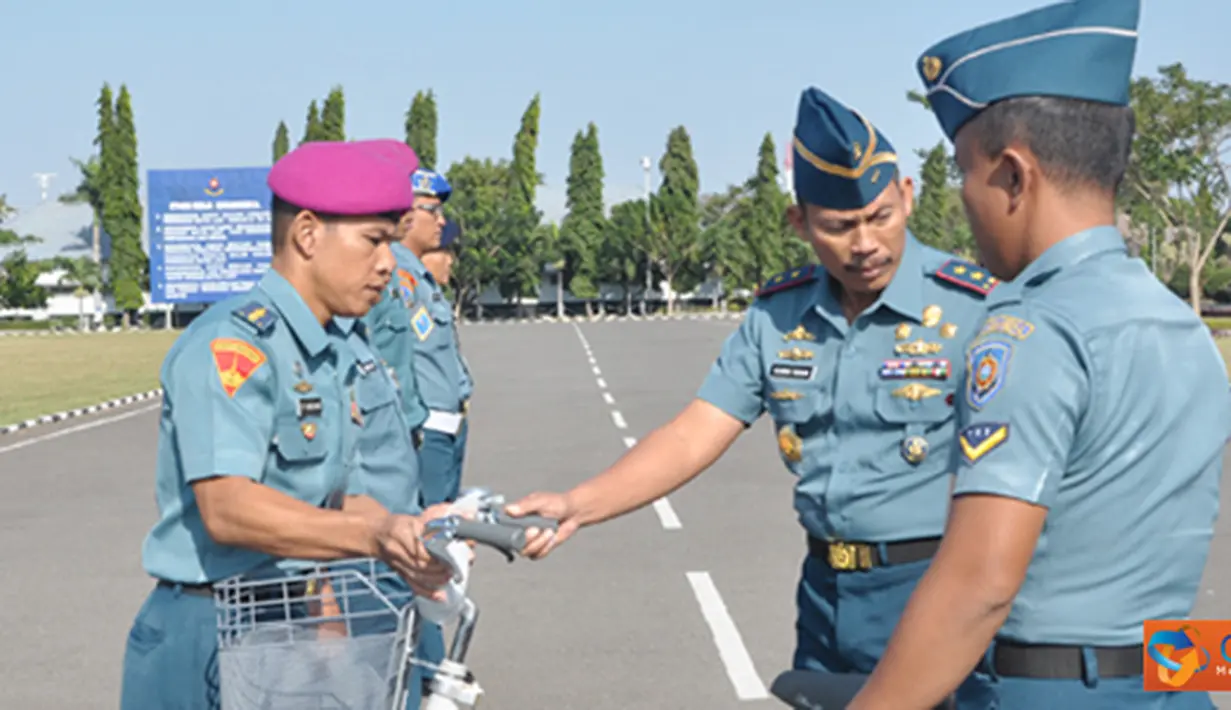 Citizen6, Surabaya: Komandan Kobangdikal memberikan apresiasi khusus kepada para atlet Yanus Menembak, yang diberikan pada Apel Khusus Anggota Tetap dan Siswa, di lapangan Laut Maluku, Kobangdikal, Senin (23/7). (Pengirim: Penkobangdikal).