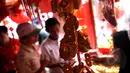 Suasana kawasan Glodok menjelang Imlek yang jatuh pada 19 Februari 2015. Para pedagang pernak pernik Imlek semarak di kawasan Glodok, Jakarta, Selasa (17/2/2015). Tampak seorang ibu sedang memilih baju(Liputan6.com/Johan Tallo)