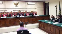 Terdakwa Dahlan Iskan menghadiri sidang lanjutan kasus dugaan korupsi pelepasan aset PT PWU di Pengadilan Tipikor Surabaya. (Liputan6.com/Dian Kurniawan)