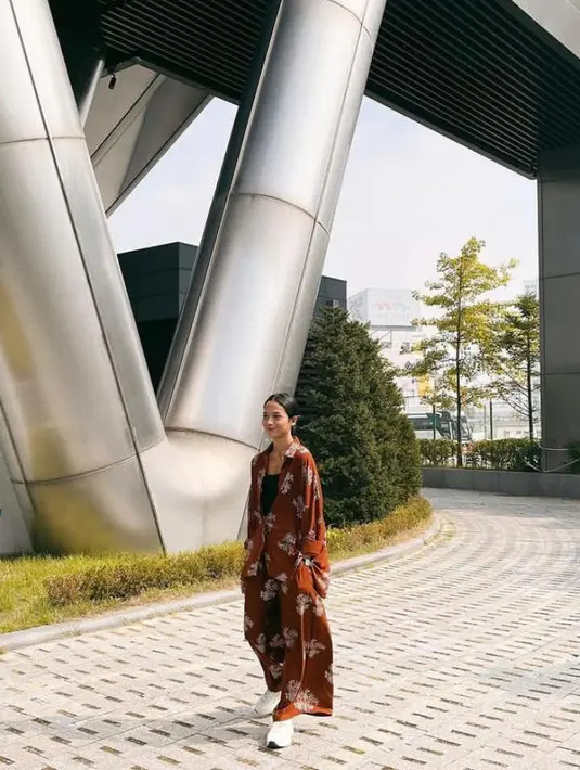 Istri Chicco Jerikho ini kerap tampil bergaya effortlessly chic atau gaya yang simple dan modis. (Instagram/putrimarino)