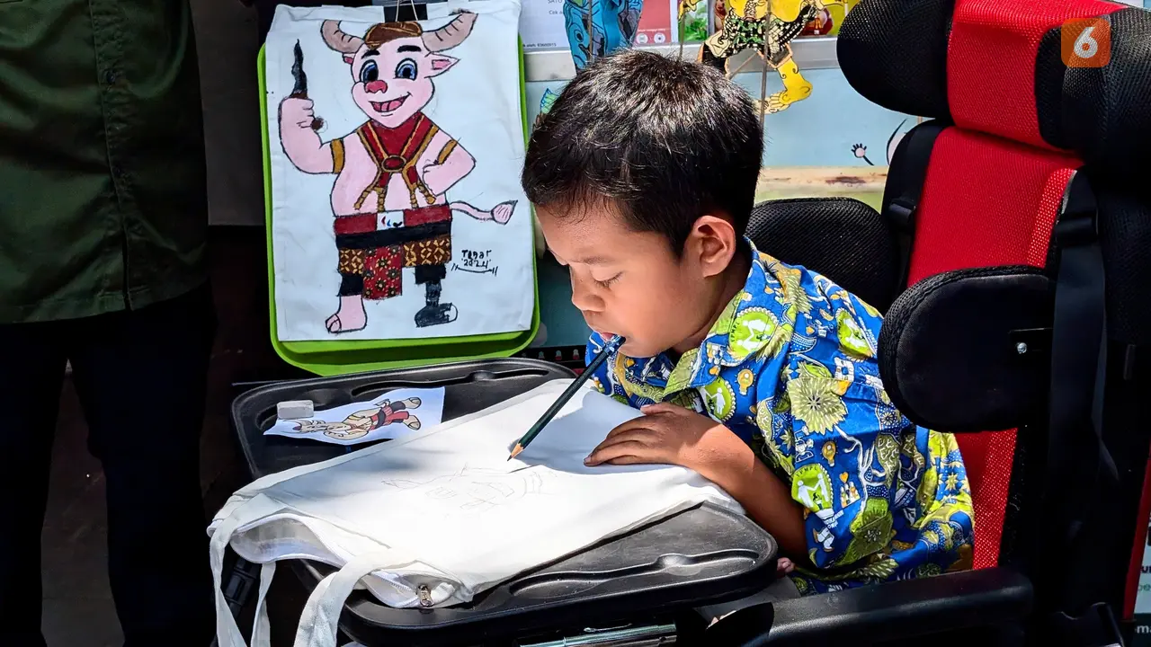 Gunakan Mulut, Begini Mahirnya Seniman Cilik Lukis Maskot Peparnas 2024 Kebo Bule
