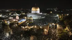  Umat Muslim Palestina berdoa selama malam Lailatul Qadar di depan Masjid Kubah Batu, di kompleks Masjid Al Aqsa di Kota Tua Yerusalem, Rabu (27/4/2022). Lailatul Qadar ditandai pada hari ke 27 bulan suci Ramadhan dan diperingati sebagai malam Nabi Muhammad menerima wahyu pertama Al-Qur'an.  (AP Photo/Mahmoud Illean)