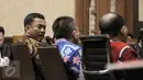 Ketua DPRD DKI Jakarta Prasetio Edi Marsudi berbincang saat menjadi saksi kasus dugaan suap ,Pengadilan Tipikor, Jakarta,  (20/7). Mereka bersaksi dalam sidang lanjutan kasus suap pembahasan raperda reklamasi teluk  Jakarta. (Liputan6.com/Helmi Afandi)