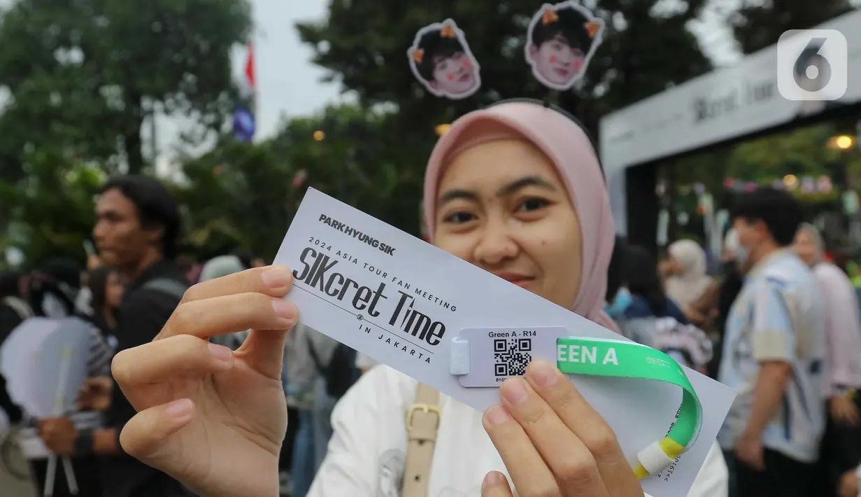 Salah satu penggemar Park Hyung Sik menunjukkan tiket masuk acara Fan Meeting di Tennis Indoor Kompleks Gelora Bung Karno, Jakarta, Sabtu (27/1/2024). (Liputan6.com/Herman Zakharia)