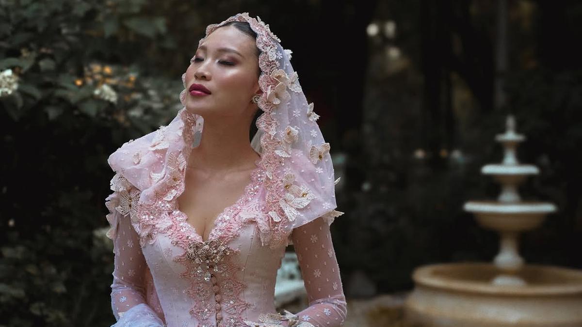 6 Gaya Dramatis Patricia Gouw Rayakan Hari Kebaya Nasional dalam Balutan Kebaya Bertudung nan Glamor