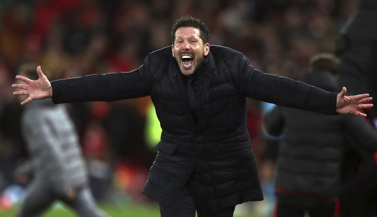 Pelatih Atletico Madrid, Diego Simeone, merayakan kemenangan atas Liverpool pada laga Liga Champions di Stadion Anfield, Rabu (11/3/2020). Liverpool takluk 2-3 dari Atletico Madrid. (AP/Peter Byrne)