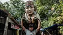 Sebagai salah satu ikon ikon budaya Betawi, keberadaan ondel-ondel seharusnya dipelihara dan dipertunjukkan hanya dalam acara-acara penting tertentu, bukan untuk ngamen di jalanan. (Yasuyoshi CHIBA/AFP)