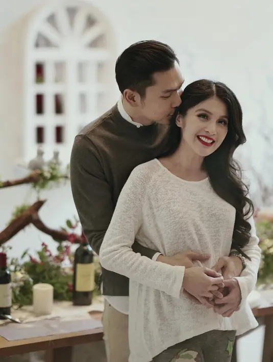 Sandra Dewi menambahkan, menurut dokter, anak yang masih dalam kandungannya itu diperkirakan lahir pada akhir bulan Desember atau paling lambat awal Januari. (Instagram/sandradewi88)