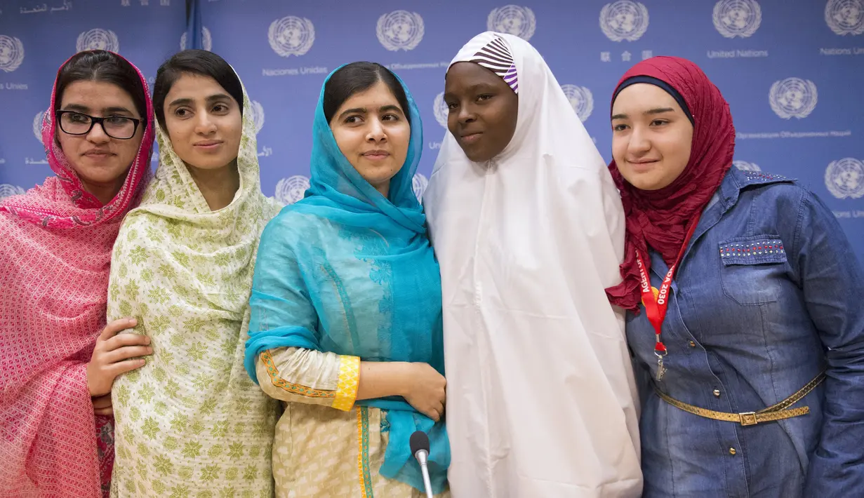 Peraih Nobel Perdamaian, Malala Yousafzai bersama aktivis Kainat Riaz, Shazia Ramzan, Amina Yusuf dan Salam Masri berfoto bersama usai memberikan keterangan pers setelah berpidato di Majelis Umum PBB, New York, Jumat (25/9). (REUTERS/Darren Ornitz)