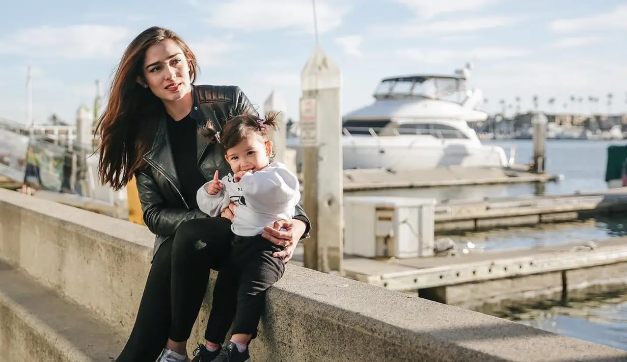 Main bareng buah hati, Yasmin tetap memerhatikan soal penampilannya. Untuk gayanya kali ini, Yasmine dengan black outfitnya memilih memakai celana dan kaus hitam, lalu dipadukan dengan jaket kulit hitam. (Instagram/yaswildblood)