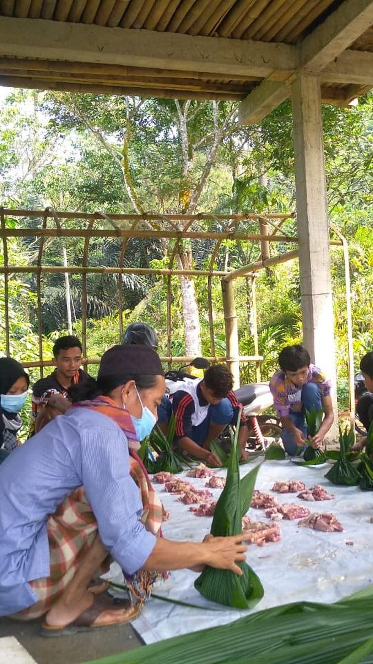 Tak hanya itu, daun ini juga lebih hemat jika dibandingkan dengan plastik maupun pembungkus lain. Selain itu, hal tersebut juga bagian dari kearifan lokal.